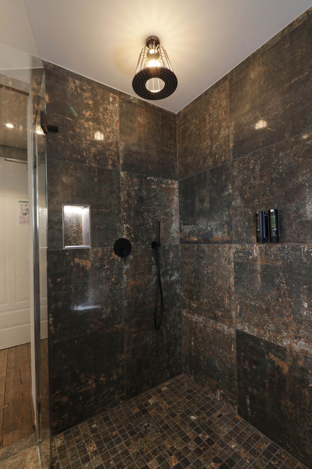 Die ebenerdige und geräumige Dusche des Zimmers 301. Ein besonderes Highlight ist die Regendusche mit integriertem Leuchtmittel.
