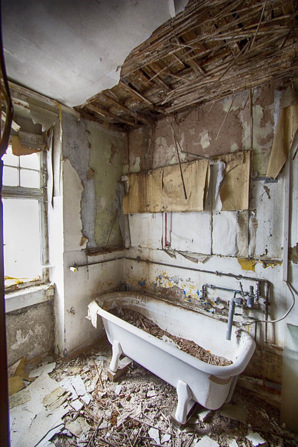 Eine alte Badewanne vor der Kernsanierung des Reinhardts Hotel
