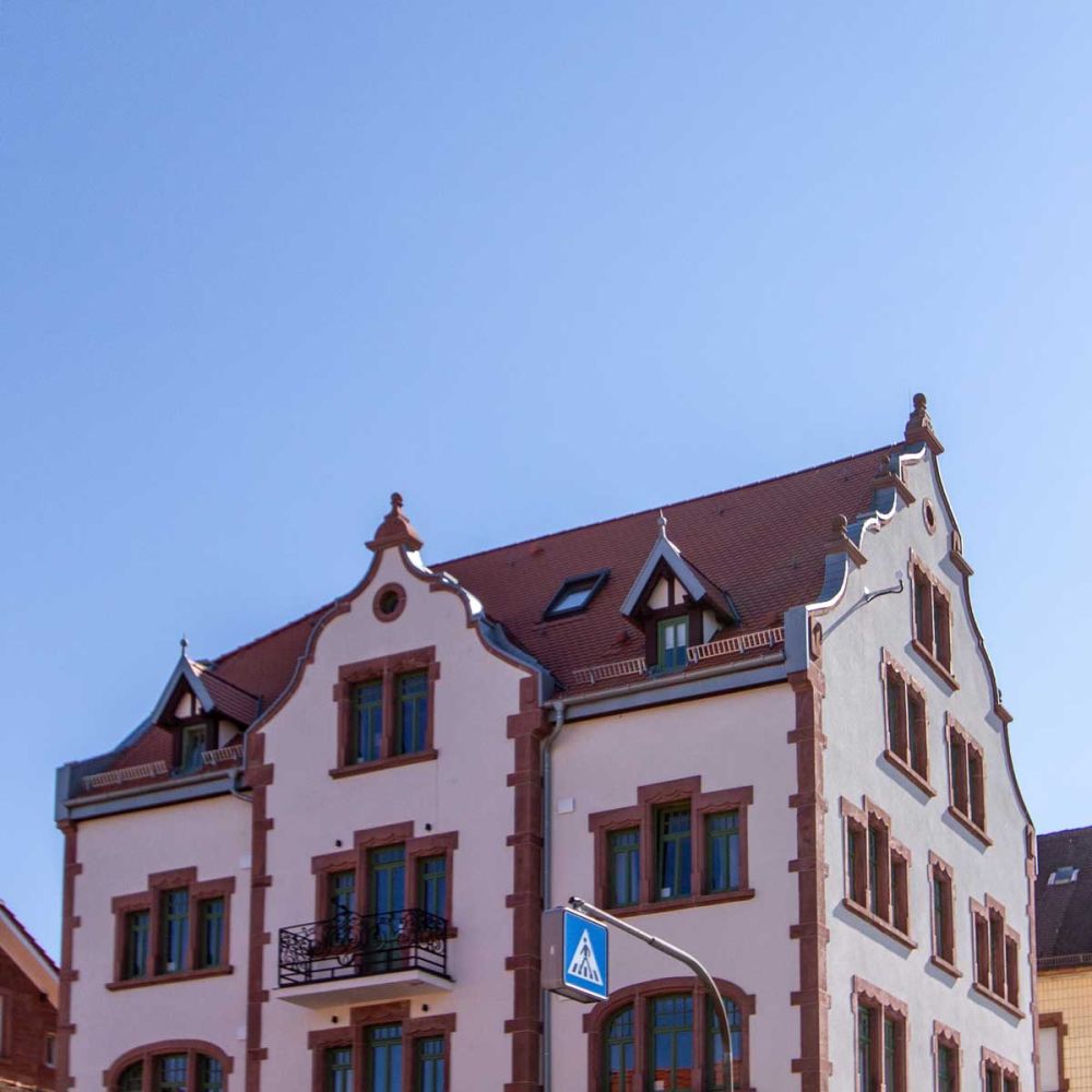 Das restaurierte Dach des Hotel Reinhardts