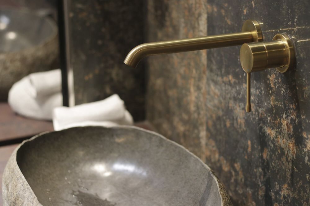Neben den Degineramaturen ist auch das Waschbecken aus Stein ein echter Hingucker.