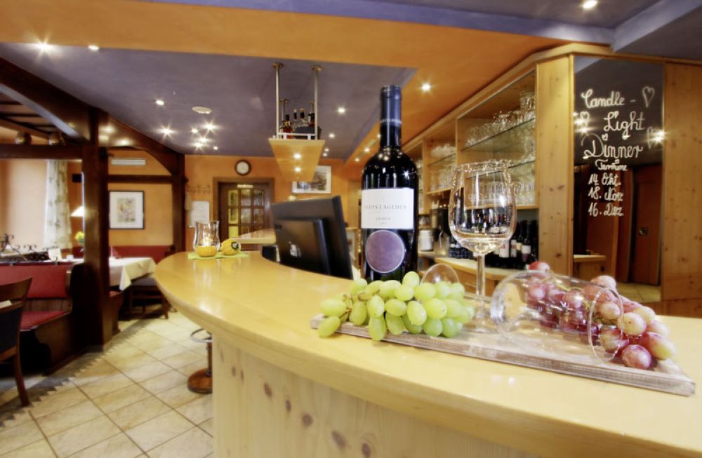 Wein, Trauben und geräucherte Wurst