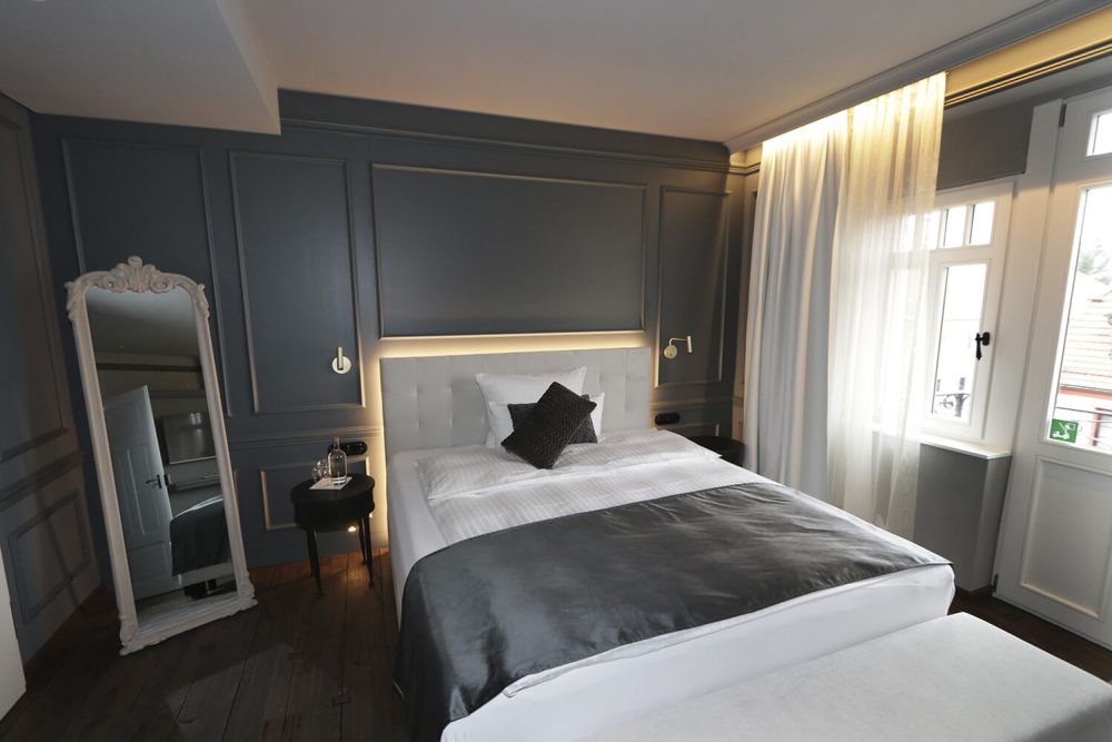 Das einladende Doppelbett des Zimmer 323 lässt keine Wünsche offen.