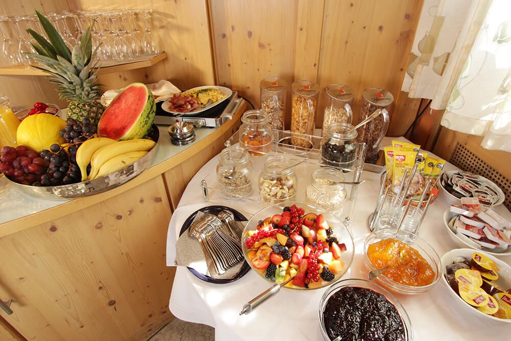Große Auswahl an Obst, Müsli und Brotbelag