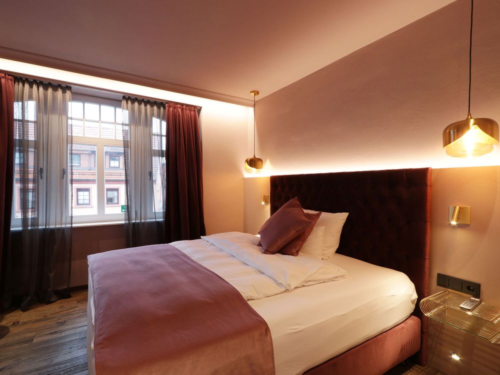 Blick auf das Doppelbet der Junior Suite des Reinhardt Hotels