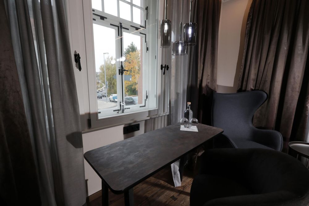 Schreibtisch und Sessel des Zimmer 302.