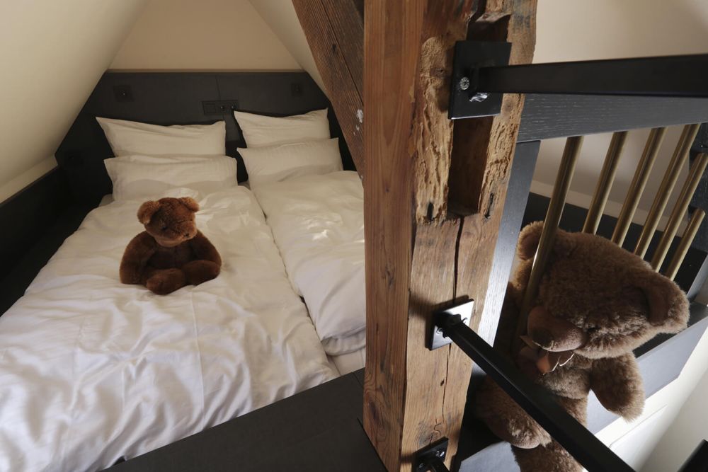 Das im Dachspitz befindliche Bett für die Kinder.