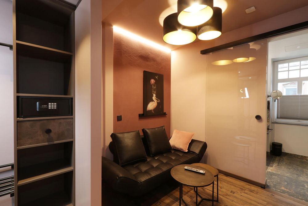 Couch und Tisch des Wohnbereichs der Junior Suite