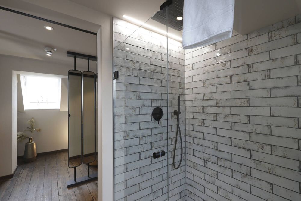 Das geräumige Badezimmer mit der ebenerdigen Dusche lässt keine Wünsche offen.