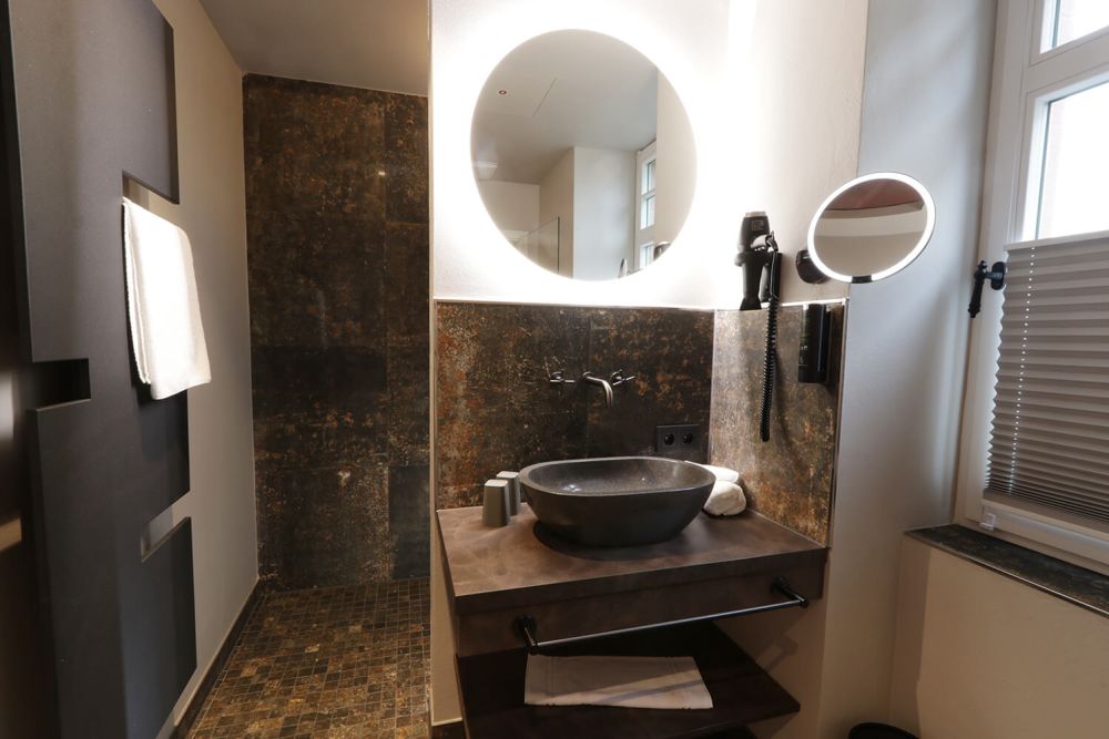 Blick auf das Badezimmer der Junior Suite mit Waschbecken und Dusche