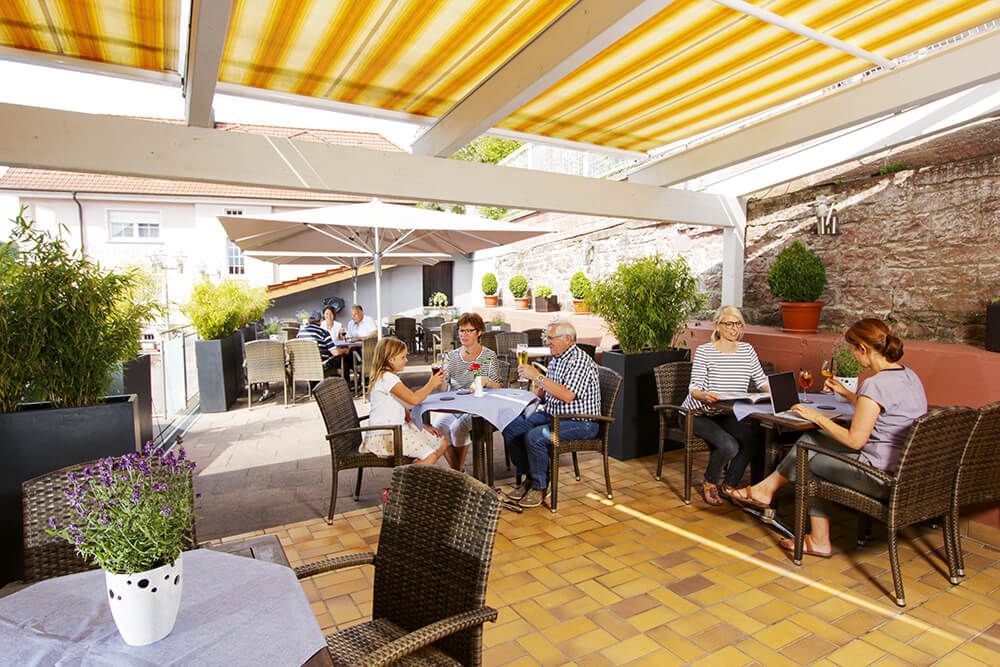 Voll besetzte Reichsadler Terrasse
