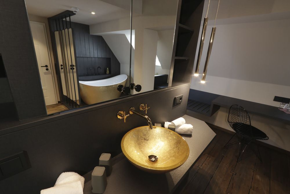Das goldene Waschbecken der Mansard Suite.