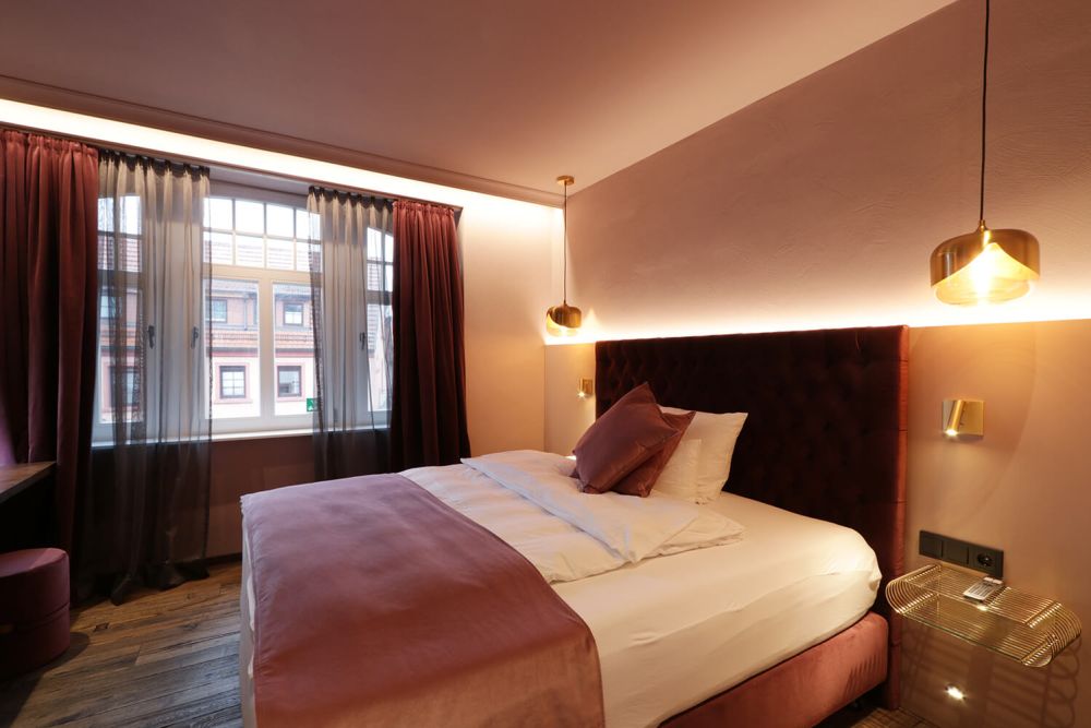 Blick bequeme Doppelbett der Junior Suite in stilvollem Ambiente