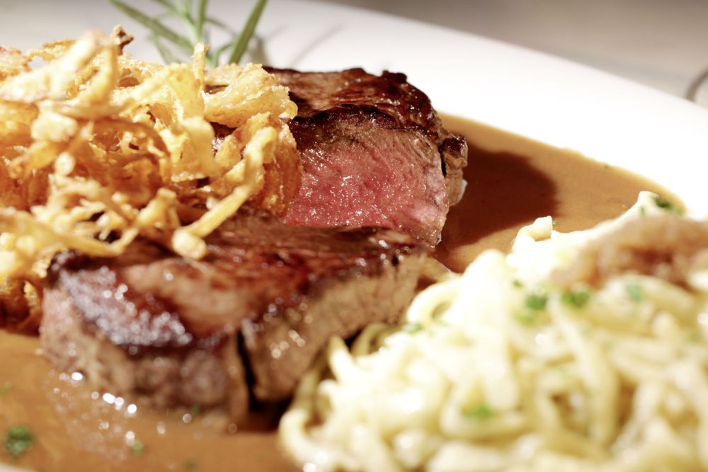 Zwiebelrostbraten mit Spätzle und Soße