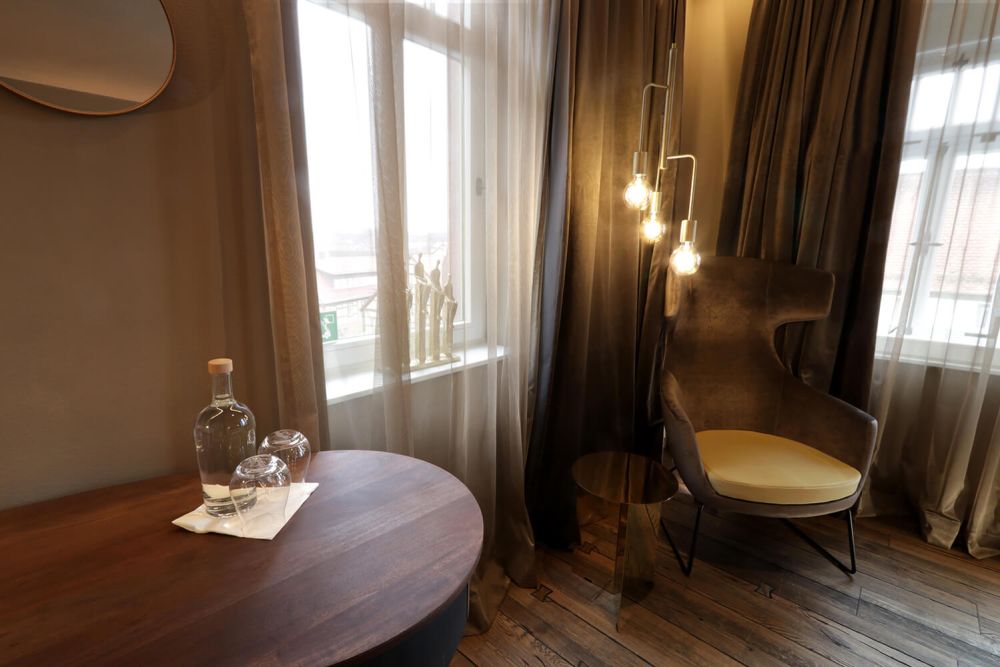 Sessel und Tisch des Hotelzimmers 321