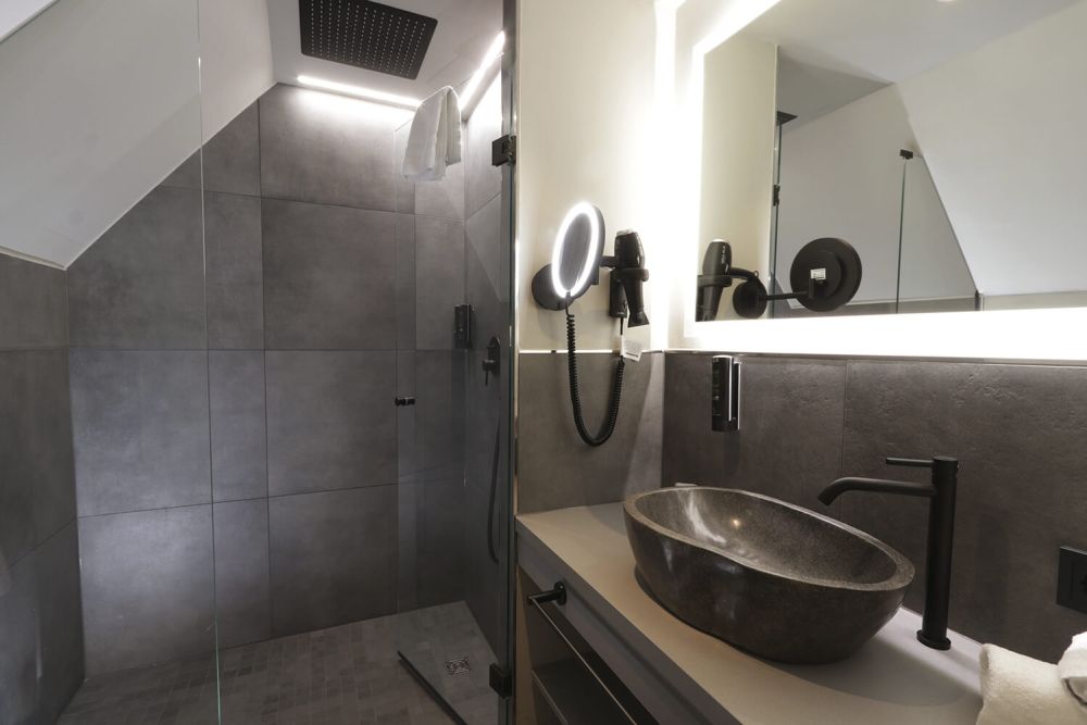 Das modern eingerichtete Badezimmer