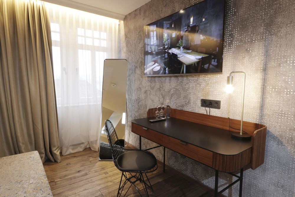 Der goße SmartTV an der Wand ist super geeignet um Abends noch Serien oder Filme zu schauen.