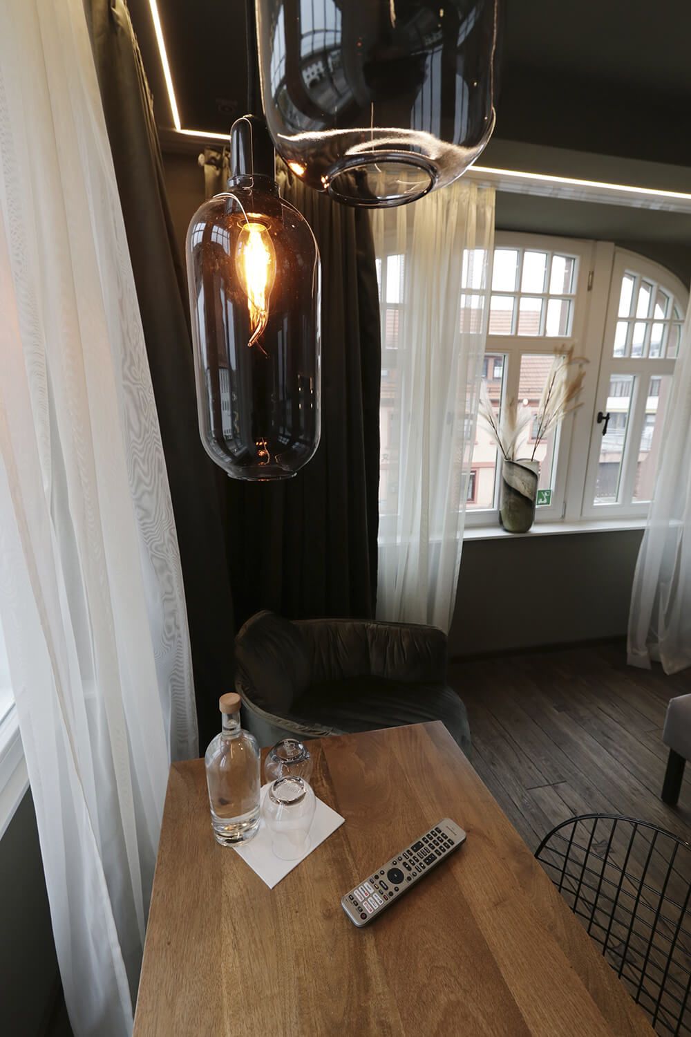 Gekonnt platzierte Stilelemente wie diese Lampe machen den Charme des Reinhardts Hotel aus.