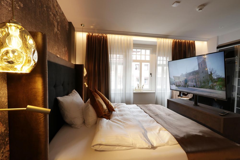 Der große SmartTV direkt am Bett läd zum gemütlichen Serien- / Filmabend ein.
