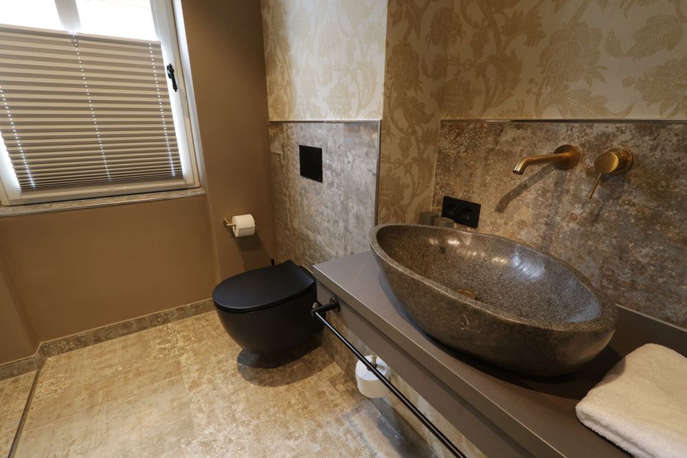 Toilette und Waschbecken des Hotelzimmer 321