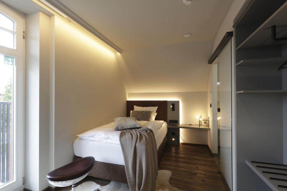 Das indirekt beleuchtete Einzelbett im geschmackvoll eingerichtetem Zimmer 335.