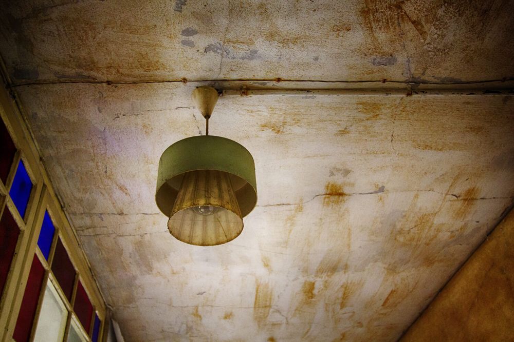 Eine alte Lampe vor der Kernsanierung des Reinhardts Hotel