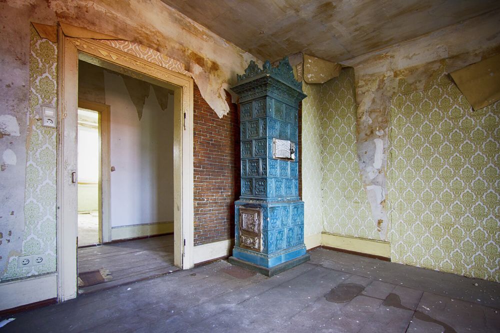 Ein alter Ofen vor der Kernsanierung des Reinhardts Hotel
