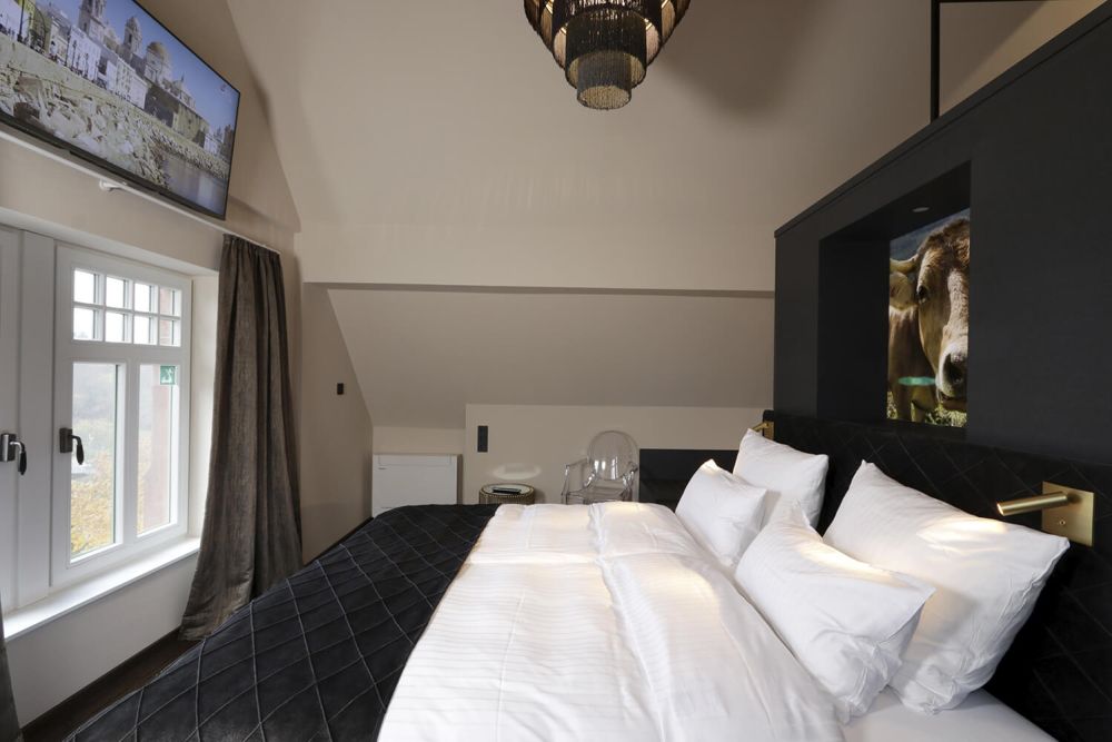 Der über dem Bett angebrache SmartTV läd zu entspannten Stunden ein. 