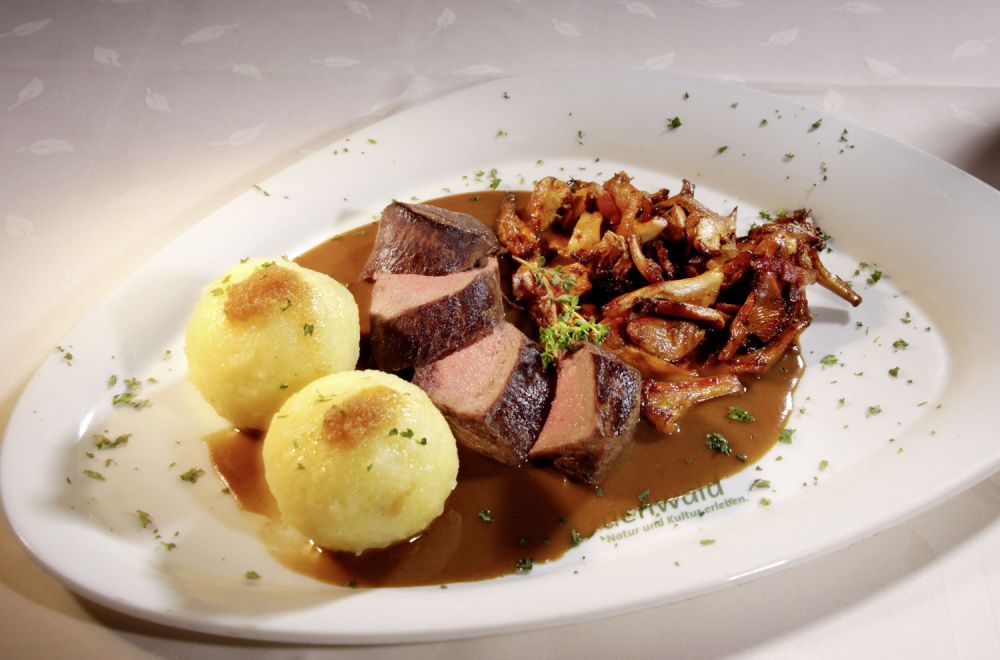 Gutes Odenwälder Fleisch mit Knödeln und Pfifferlingen